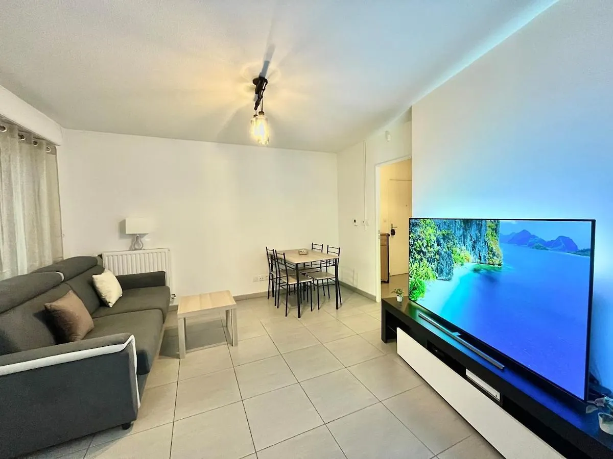 Decines Apartment 0*, Decines-Charpieu